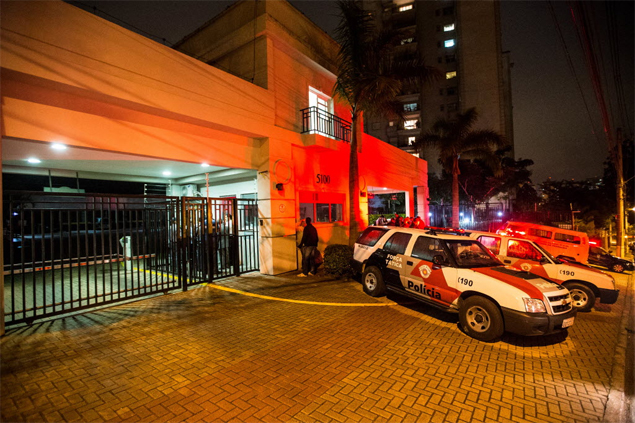 Policiais diante de prdio onde morador assassinou casal de vizinhos e depois se matou, em Santana de Parnaba (SP)