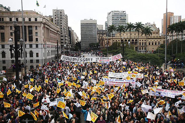 Servidores da educao protestam na regio central de So Paulo e decidem encerrar greve aps mais de 20 dias parados