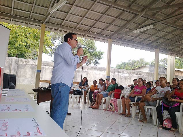 Prefeito cubano discursando para a comunidade de Mucajaí (RR)