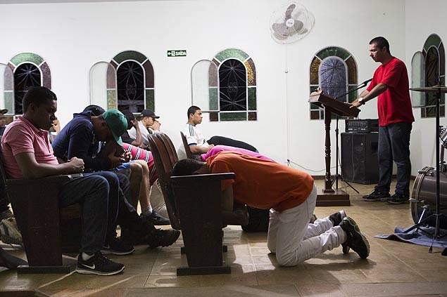 Internos rezam durante culto na comunidade Conquista, na Grande SP 