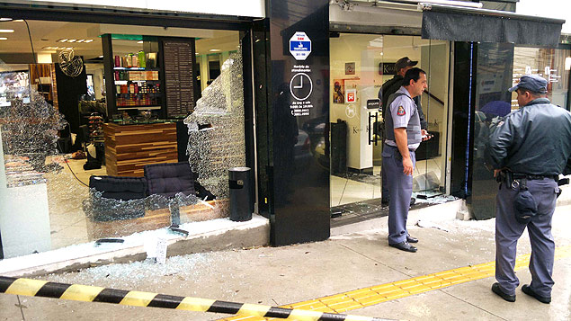 Policial militar e suspeito so baleados em tentativa de assalto ao salo de beleza Karaji, na rua Oscar Freire, em So Paulo