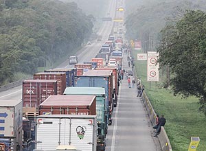 Motoristas enfrentam lentidão de 24 km na Anchieta devido à fila de caminhões na Cônego Domênico em direção ao porto