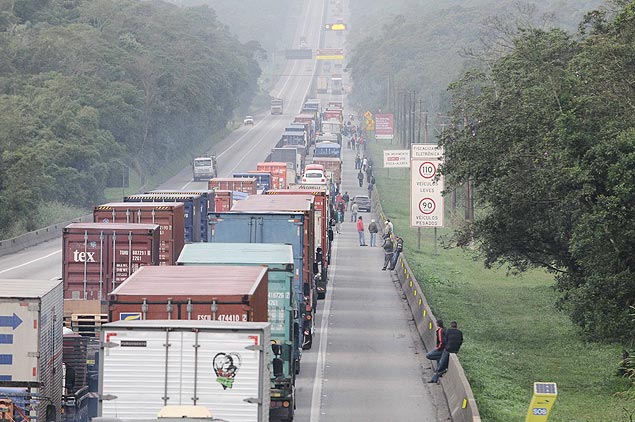 Congestionamento na rodovia Anchieta em direo ao litoral sul de SP devido a reteno de caminhes na rodovia Cnego Domnico Rangoni nesta tera