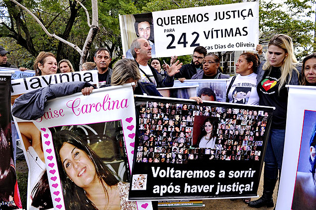 Familiares de vtimas protestam em frente ao Tribunal de Justia, em Porto Alegre