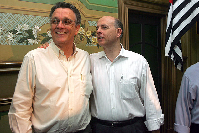 O professor Paulo Saquy ( esq.), quando saiu do governo em 2009 e foi substitudo por William Latuf ( dir.)