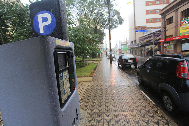 Carros estacionados na regio central de Araraquara; multas de trnsito na cidade cresceram 47,8% neste ano