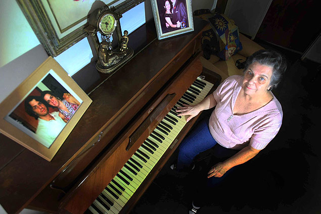 Maria Lcia Baldo ao lado do piano que ganhou de seu pai, Luiz Jos, um dos fundadores da Sinfnica de Ribeiro 