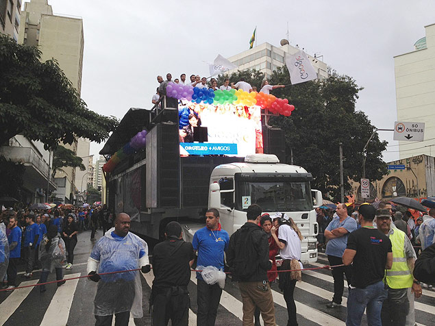 Trio eltrico do Google d pane na Parada Gay 2013 na avenida Paulista, na regio central de So Paulo