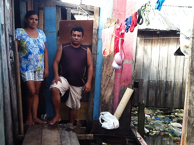 Casal Marilza Teixeira de Souza, 34, e Amarildo da Silva, 40, esto convivendo com gua dentro de casa na Comunidade do Bariri, zona sul de Manaus