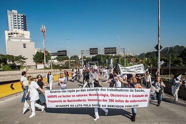 Funcionrios da rea da sade do Estado de So Paulo protestam em frente  Assembleia Legislativa, no Ibirapuera
