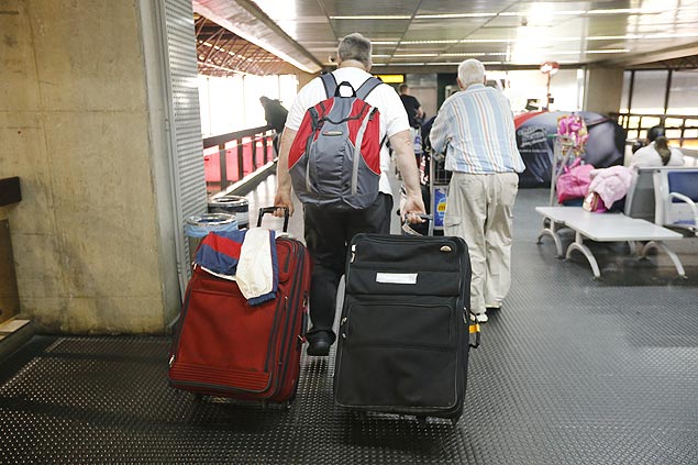 Grupo de turistas americanos que perdeu duas conexes para Fortaleza no aeroporto de Cumbica, em Guarulhos (Grande SP)