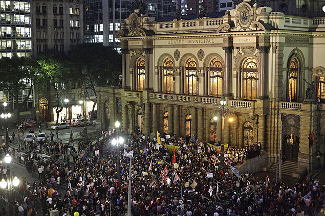 Grupo faz protesto na regio central de So Paulo contra o aumento da passagem de nibus; imagem mostra o Teatro Municipal