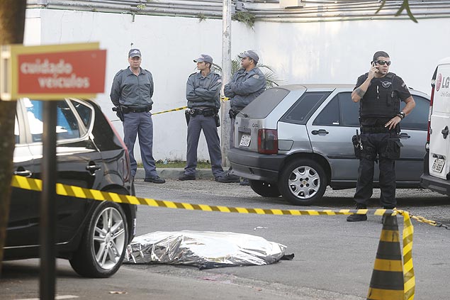 Homem foi morto com tiro na cabea no estacionamento da lanchonete McDonalds; vtima teria brigado em uma casa noturna e foi morto na sequencia