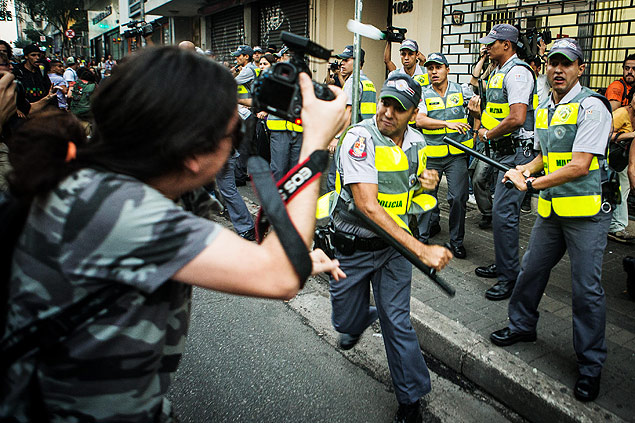 Manifestantes entram em conflito com a policia durante Marcha da Maconha na Rua Augusta em So Paulo