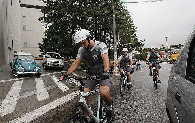 Bases comunitrias da PM na regio do bairro da Sade ganharam seis bicicletas de moradores para fazer Ronda pelo bairro