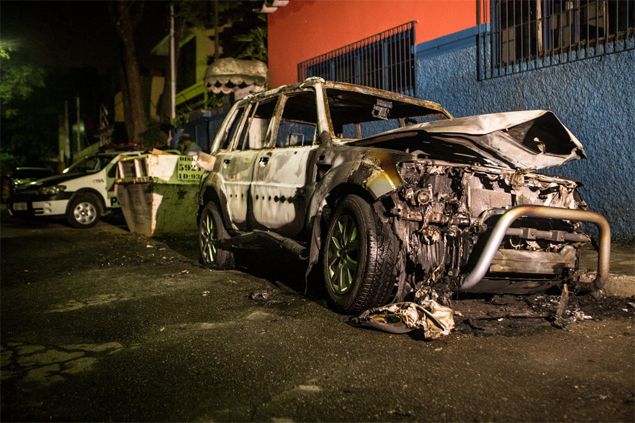 Carro fica destrudo aps criminosos queimarem vtima de assalto na avenida Faria Lima, na zona sul de So Paulo