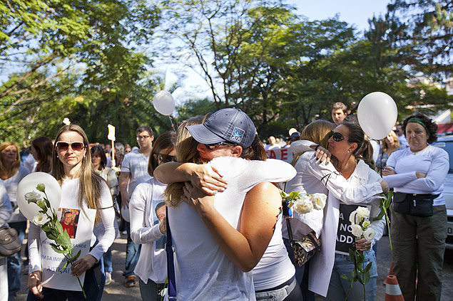 Carregando bales e rosas brancas, manifestantes pedem paz na zona oeste de So Paulo