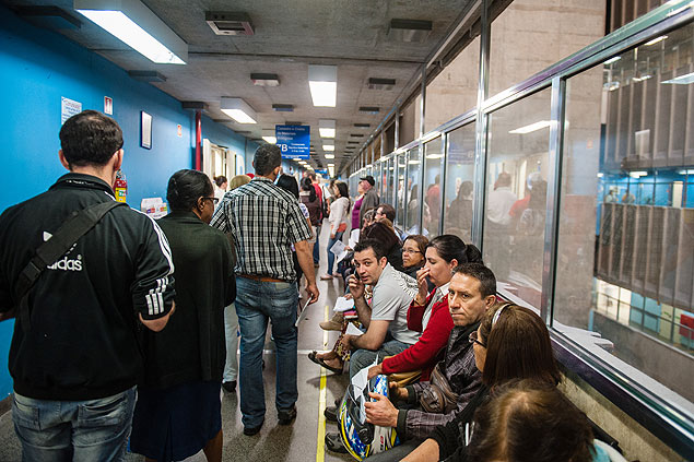 Pacientes esperam horas para realizar exames no Hospital das Clnicas; quadro de funcionrios est incompleto na unidade de sade