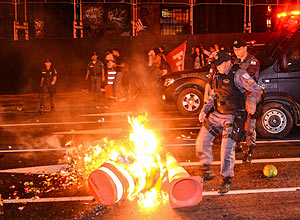 One of the groups was spreading garbage bags in the streets and setting fires. 