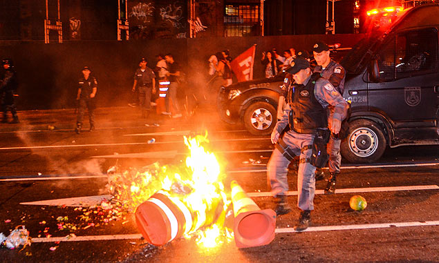 Protesto contra o reajuste das passagens de nibus termina em confronto na regio central do Rio de Janeiro