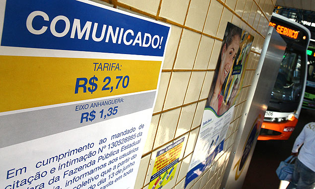 Cartaz informa sobre o preo da tarifa em Goinia; Justia obrigou a reduo do valor da passagem que caiu de R$ 3 para R$ 2,70