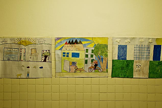 Alunos fazem desenhos em escola municipal onde contam a histria do vira-lata que sofreu maus-tratos