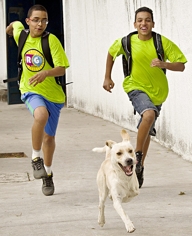 Cachorro Snoopy, de 3 patas, segue Felipe Alves Nunes,14 e Evandro Pereira dos Santos,12, at o colgio em SP
