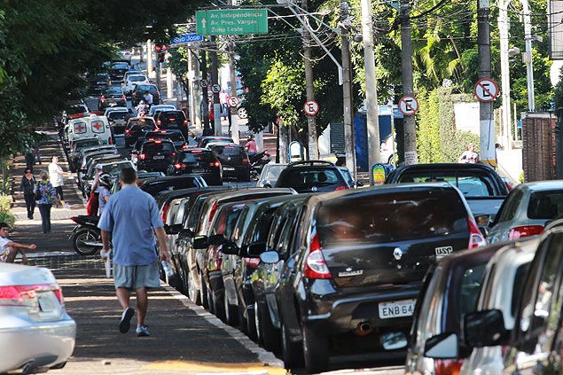 Carros estacionados na avenida Nove de Julho estreitam passagem e deixam o trfego lento