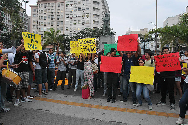 Manifestantes fazem ato nesta sexta-feira contra o aumento das passagens de ônibus em Niterói