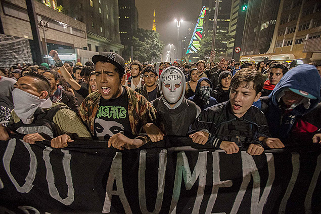Jovens durante a manifesta��o contra o aumento da tarifa nas ruas de SP; pol�cia diz que PSOL recruta 'punks' para os protestos