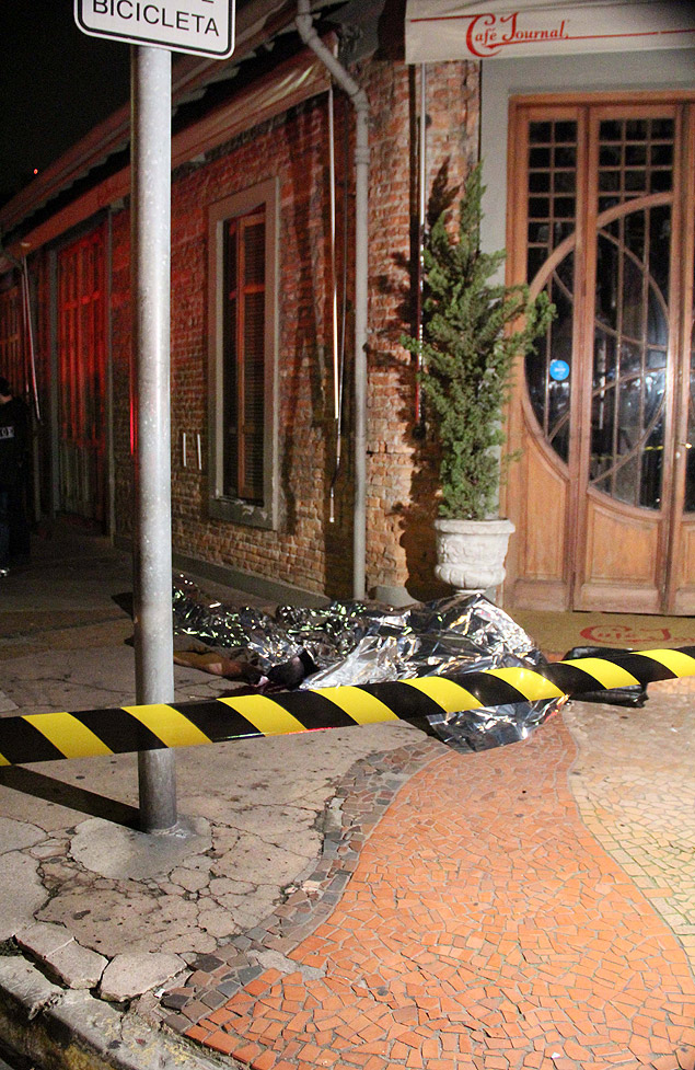 Chacina deixa trs pessoas mortas em frente a restaurante em Moema, na zona sul de So Paulo