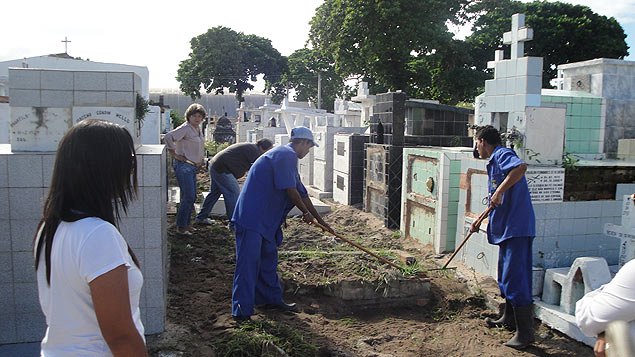 Funcionrios trabalham na exumao de corpos que foram enterrados durante a greve dos mdicos legistas em Macei
