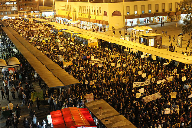 Manifestantes percorrem ruas do centro de Curitiba durante protesto