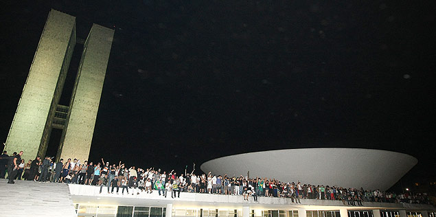 Uma parte dos manifestantes ocupa a rampa do Congresso Nacional e uma das cúpulas (no teto) do prédio