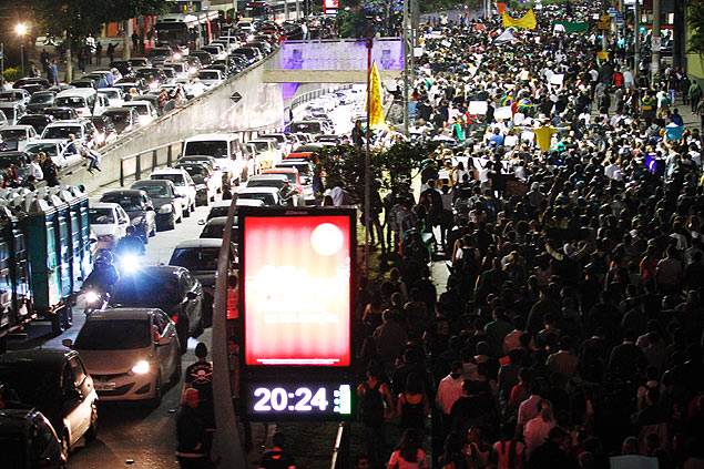Protesto prejudica trnsito na zona sul de So Paulo; liminar da Justia determina que atos no bloqueiem passagem de nibus