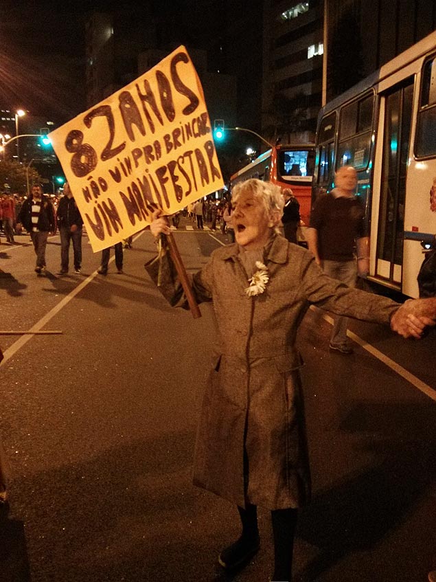 Aposentada Marita Ferreira, 82, durante protesto contra aumento do transporte pblico na capital paulista