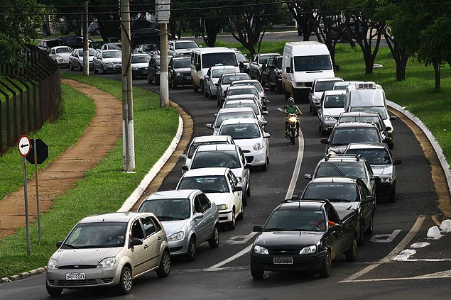 Congestionamento de veículos em rotatória da avenida Presidente Kennedy, um dos pontos críticos em Ribeirão Preto