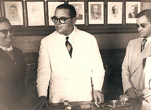 O ex-prefeito de Ribeirão Costábile (de terno branco)