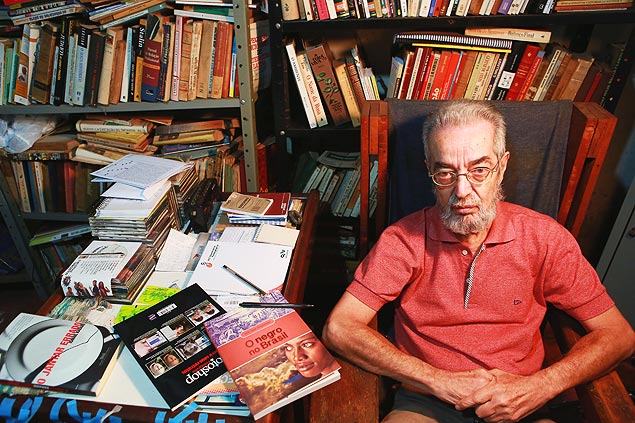 O jornalista Júlio José Chiavenato no escritório de sua casa, na Vila Tibério, em Ribeirão Preto; escritor é autor de mais de 40 livros