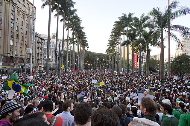 Protesto reúne cerca de 10 mil pessoas na região central de São Paulo; grupo sai em passeata contra as passagens de ônibus