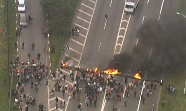 Manifestantes bloqueiam a rodovia Anchieta na regi�o de S�o Bernardo, no sentido S�o Paulo