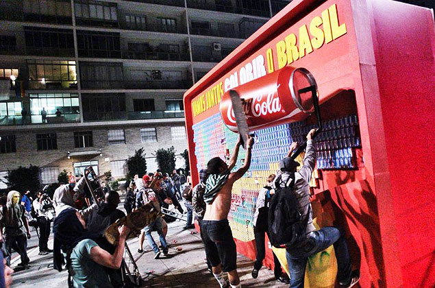 Ninjas gravam protesto em SP; manifestantes danificam painel da Coca-Cola, na esquina da Paulista com a Consolao 