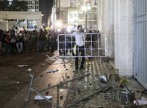 Uno de los rumores deca que uno de los manifestantes que atac la sede del Ayuntamiento de So Paulo sera la misma persona que rasg los votos de los jurados en la celebracin del Carnaval de 2012, Tiago Ciro Tadeu Faria.