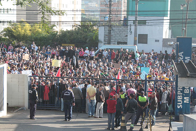 Manifestantes se concentram em frente  subprefeitura do M'Boi Mirim