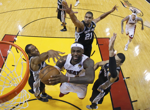 LeBron James, do Miami Heat, tenta fazer cesta durante vitria sobre o San Antonio Spurs pela 6 partida das finais da NBA