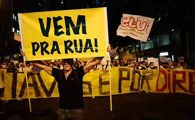 Manifestante convida população a ir para a rua durante protesto contra o aumento do preço das passagens no Rio
