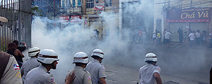Manifestantes correm das bombas de gás lacrimogêneo atiradas pela polícia durante manifestação em Salvador (Nelson Barros Neto/Folhapress)