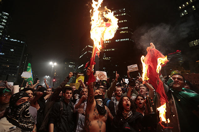 Manifestantes queimam bandeiras de partidos polticos durante ato em So Paulo