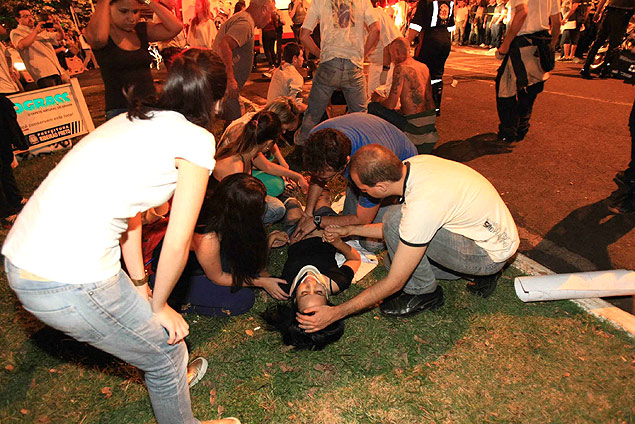 Manifestante atropelado é atendido na avenida João Fiúsa, em Ribeirão Preto; motorista atropelou outros três e matou um