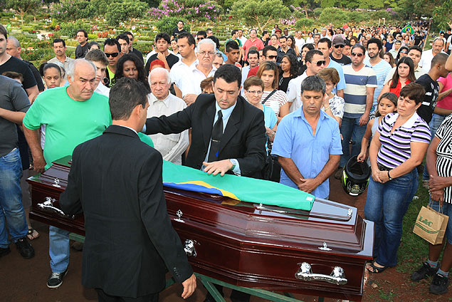 Enterro do jovem Marcos Delefrate, 18, no cemitrio Bom Pastor, em Ribeiro Preto; ele morreu durante manifestao na cidade